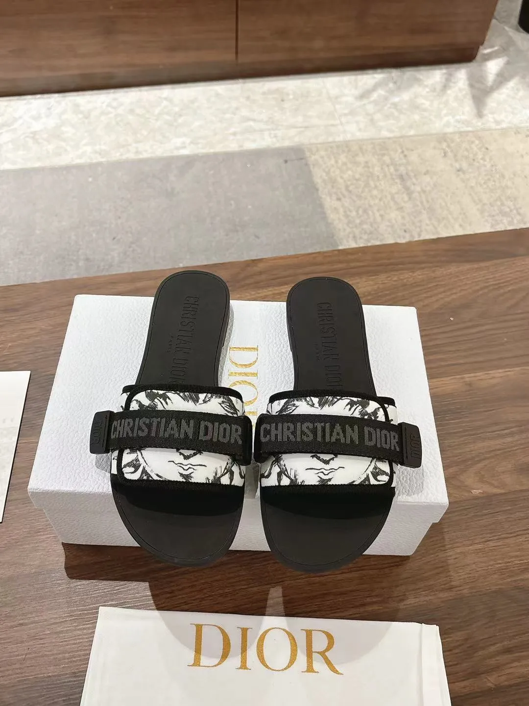 👟👟Ex-factory price 380👟👟 Dior D’s latest series of Velcro buckle sandals and slippers in new colors! Perfect reproduction of the original version, the most popular color matching fabric, super layered ▪️Original molded high-end TPU outsole (not ordinary rubber) ▪️Very comfortable and easy to walk. All upper materials are custom-made from the original ▪️3D electric embroidered three-dimensional cloth surface, very versatile, a must-have for lazy people in summer ▪️Number of yards: 35-41